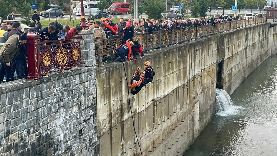 Öğrenci servisiyle çarpışan cip dereye yuvarlandı: 10 yaralı