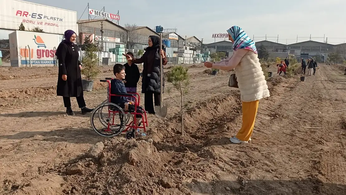 Özel Öğrenciler Karatay'da fidan dikti