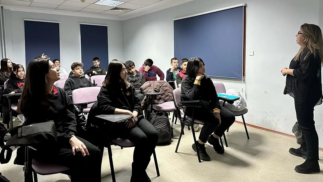 Öğrencilere 3 ayrı eğitim semineri düzenlendi