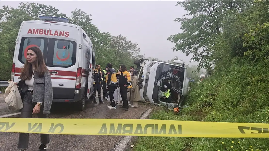 Öğrencileri taşıyan otobüs kaza yaptı: 18 yaralı