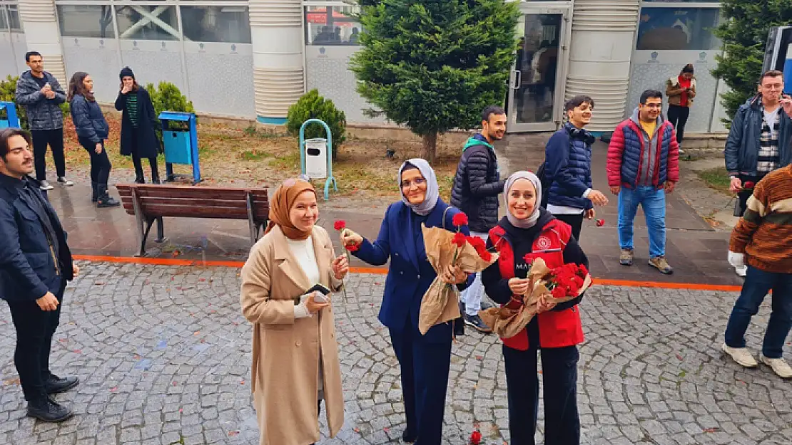 Öğretmen adaylarına da çiçek