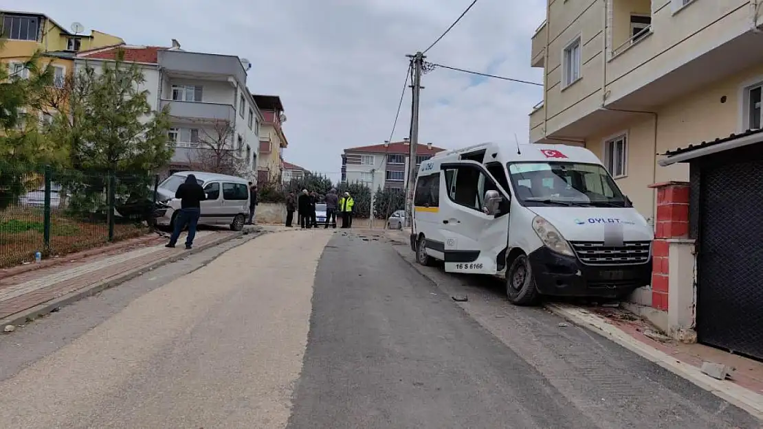 Okul sevisi ve hafif ticari araç çarpıştı: 5'i öğrenci 7 kişi yaralandı