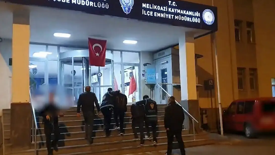 Önce kameraya sonra polise yakalandı