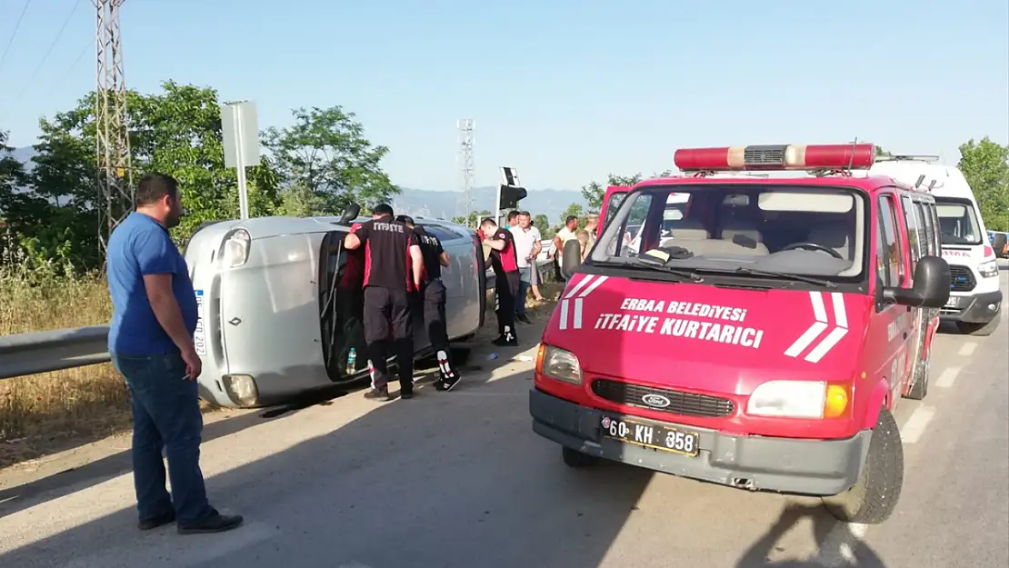 Otomobil bariyerlere çarptı, yaralılar olduğu bildirildi