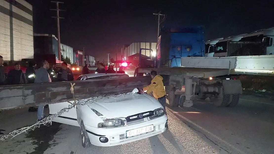 Otomobil boş dorsenin altında sıkıştı! Sürücü ağır yaralandı!