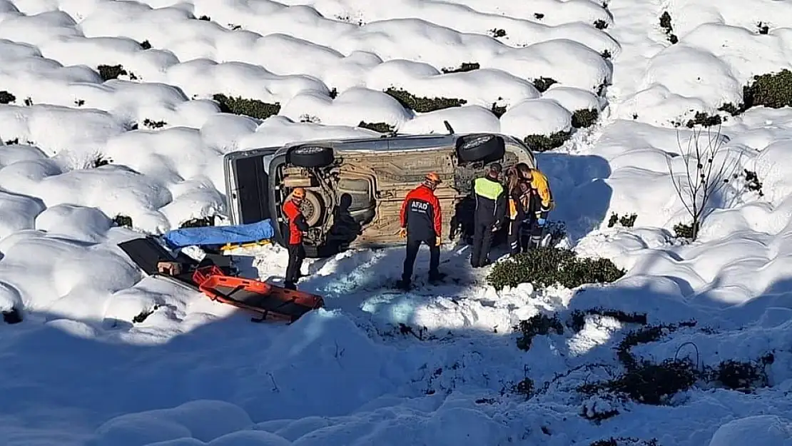 Otomobil buzda kayıp çay bahçesine uçtu