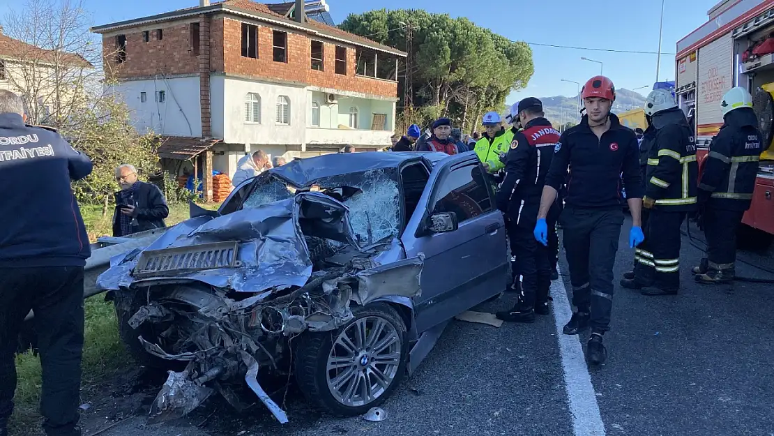 Otomobil, kavşaktan dönen kamyona çarptı: 3 ölü