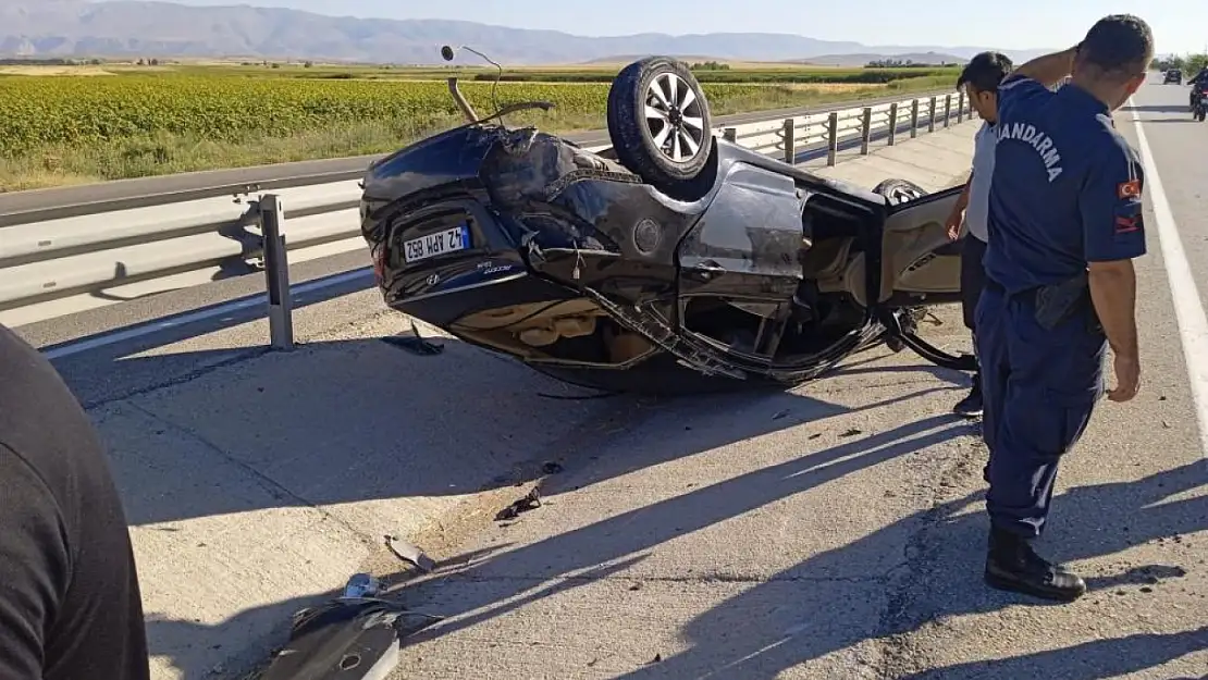 Otomobil, kontrolden çıkıp takla atarak refüje devrildi