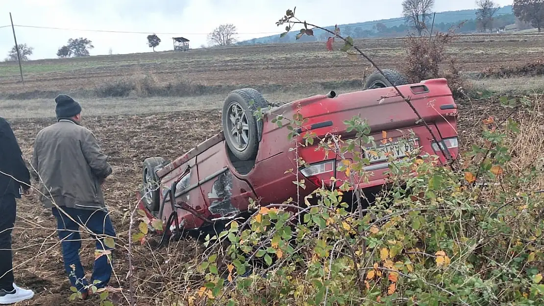 Otomobil tarlaya yuvarlandı: araçta olan 2 kişi şans eseri kurtuldu!