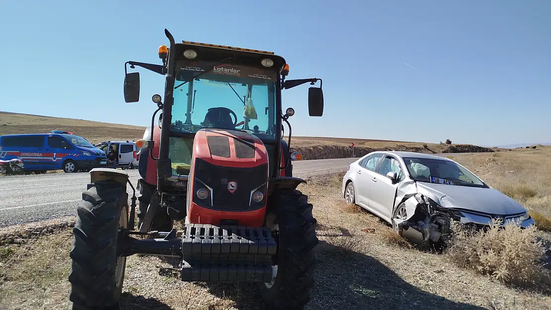 Otomobil ve traktör çarpıştı