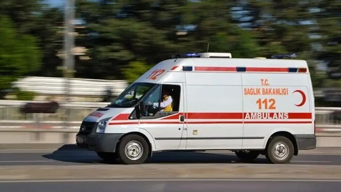 Otomobil yol kenarına devrildi, 5 kişi yaralandı