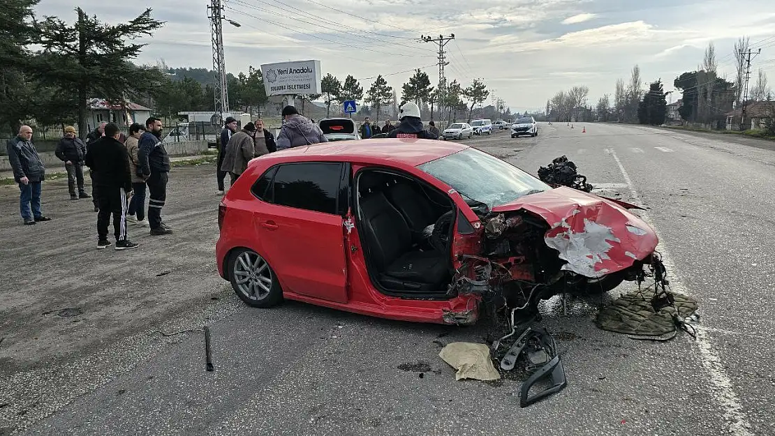 Otomobiller kafa kafaya çarpıştı: 7 yaralı