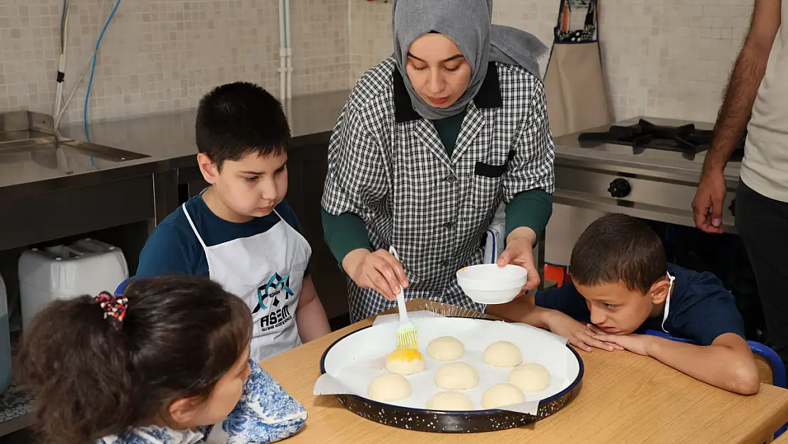 Özel genç KOMEK'DE hem eğleniyor hem öğreniyorlar