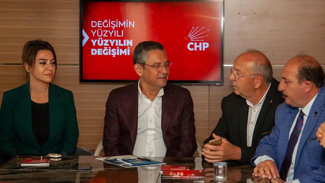 Özgür Özel Konya'da CHP'lilerle bir araya geldi