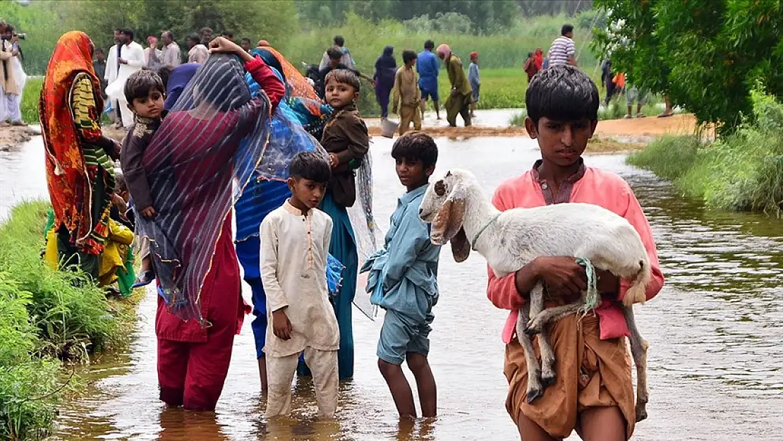 Pakistan'da ölenlerin sayısı 1061'e çıktı!