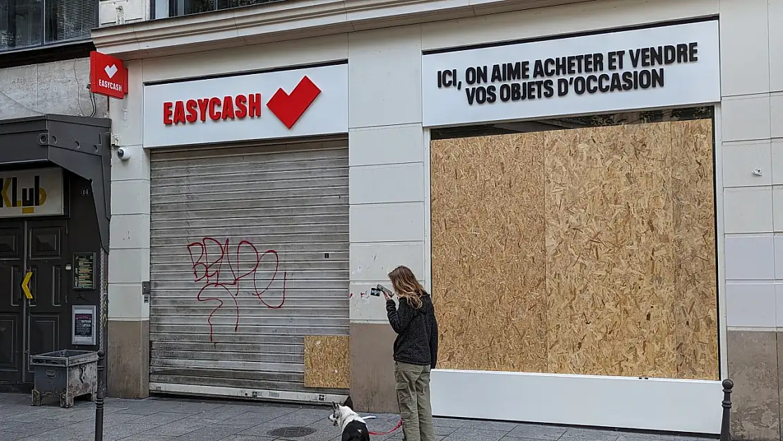 Paris'te Seçim Öncesi Mağaza Güvenliği Artırıldı: Vitrinler Tahta Plakalarla Kapatıldı