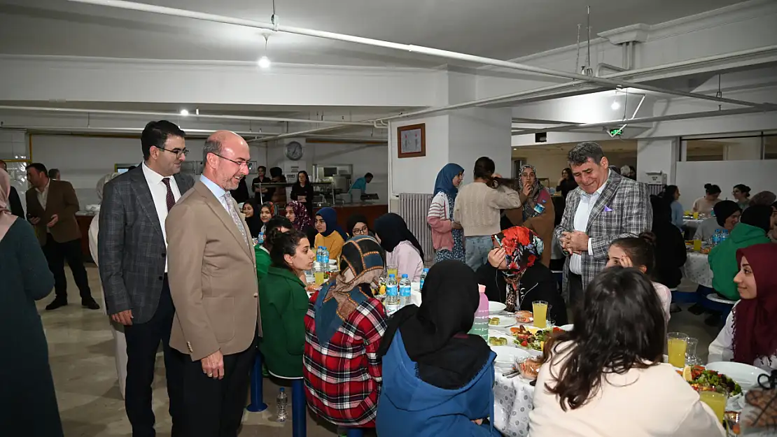 Pekyatırmacı Ve Tortop İlk İftarda Öğrencilerle Buluştu