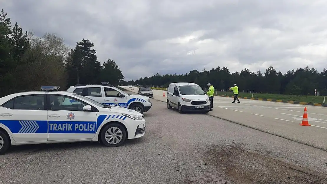 Polis ekipleri araçları bu sefer bayramlaşmak için durdurdu