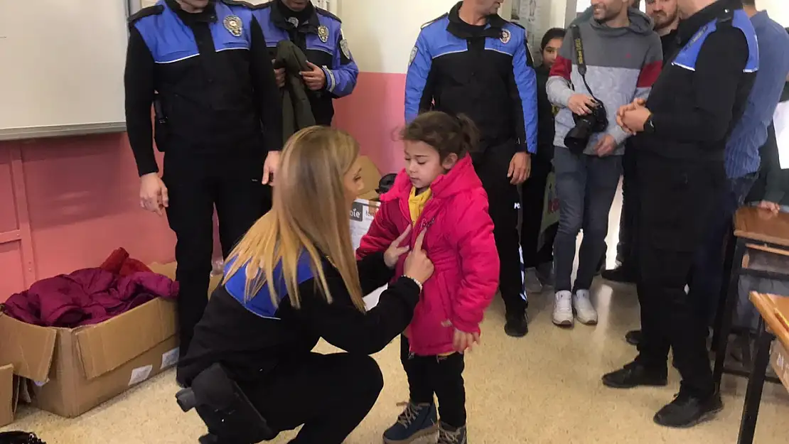 Polis ekiplerinden ilkokul öğrencilerine yardım!