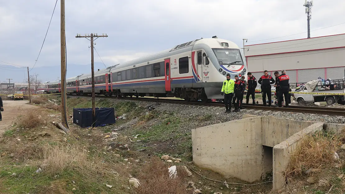 Raylardan karşıya geçmeye çalışırken tren çarptı