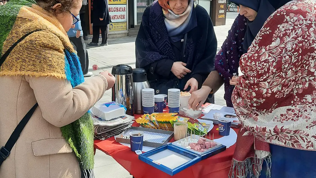 Saadet Partisi Konya Kadın Kolları'ndan soğuk havada çok çay ikramı