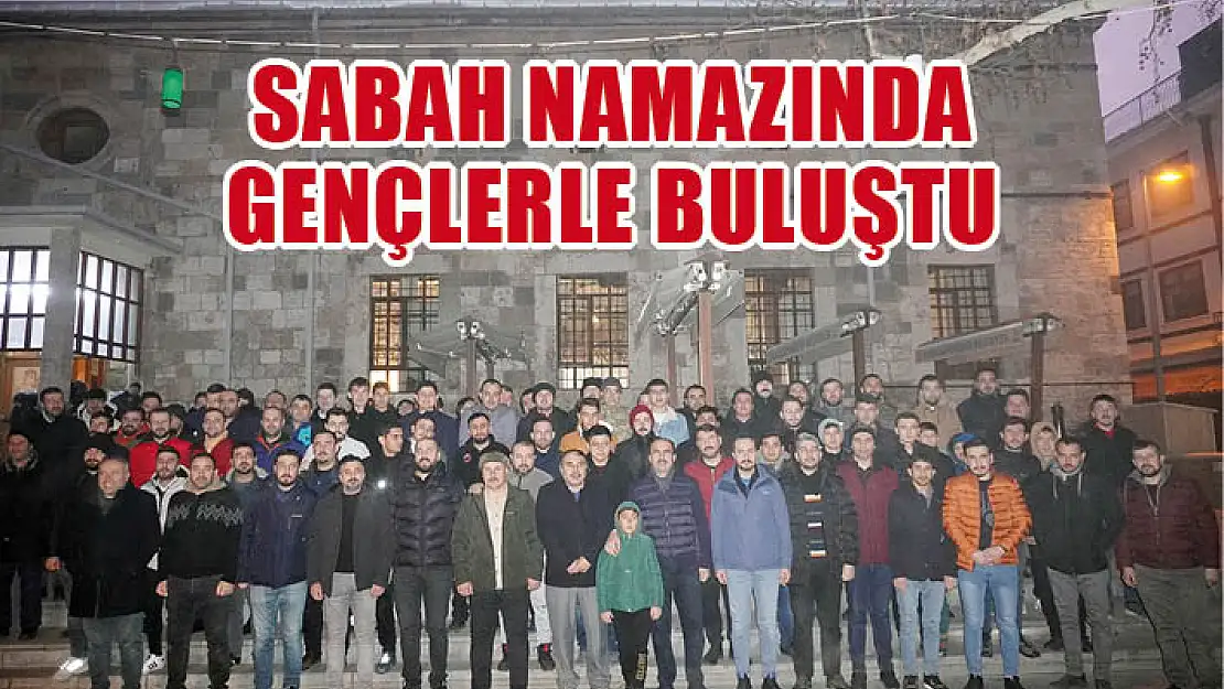 Sabah namazında gençlerle buluştu