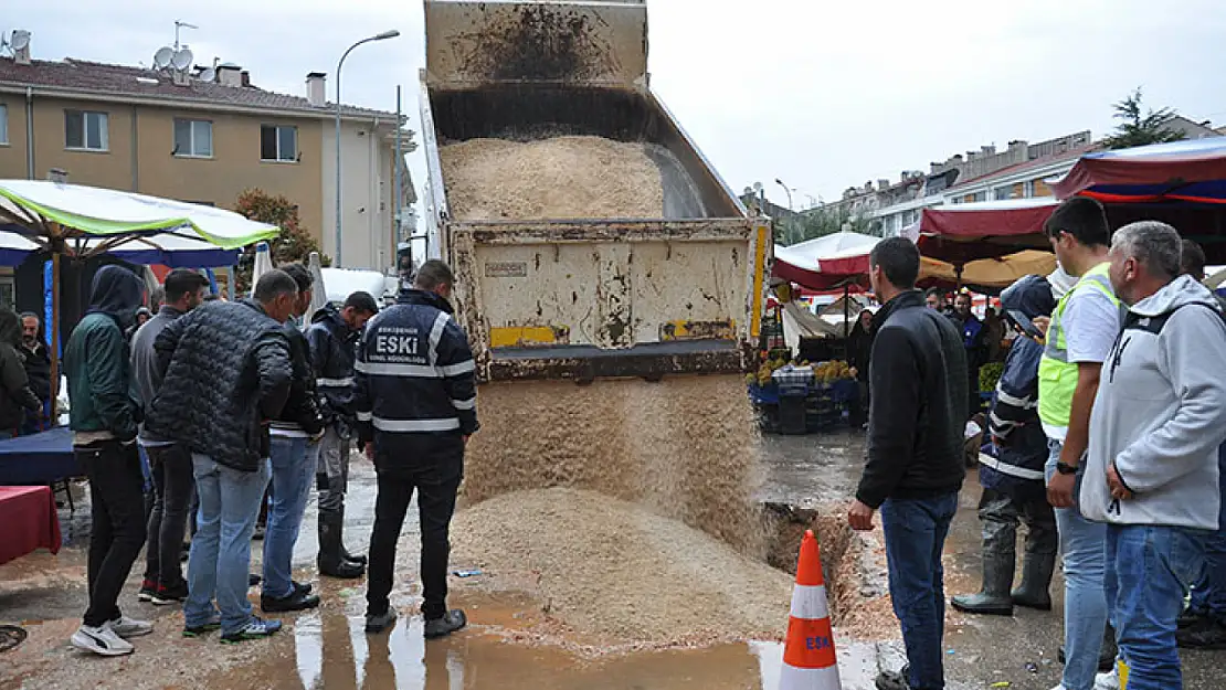 Sağanak sonrası pazar alanı çöktü!