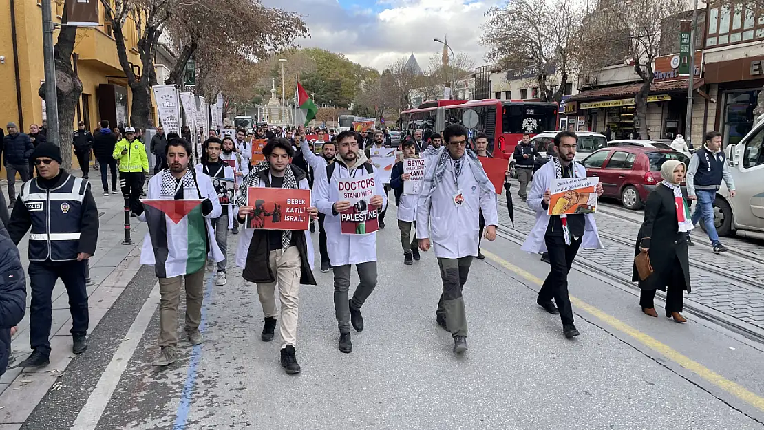 Sağlıkçılar Konya'da meydana indi! İsrail'in Gazze saldırılarını protesto ettiler!