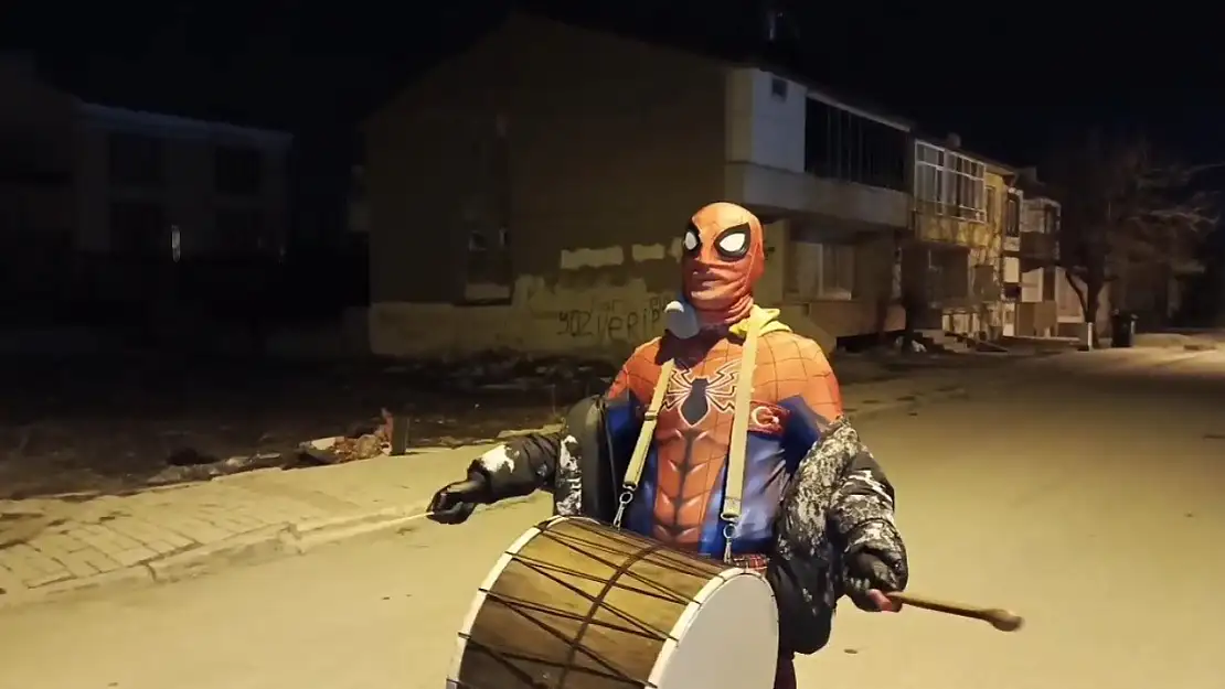 Sahura 'Örümcek Adamla' uyandılar!