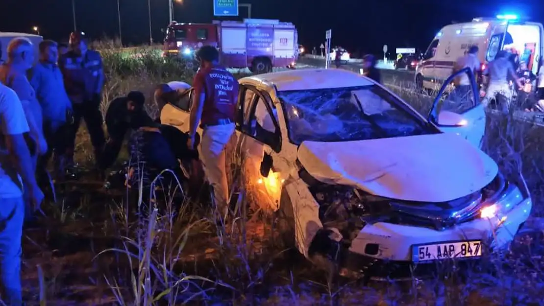 Sakarya'da otomobil ile minibüs çarpıştı: 6 kişi yaralandı