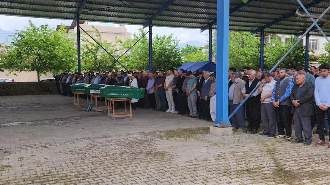 Şanlıurfa'daki kazada hayatını kaybeden 6 depremzede toprağa verildi