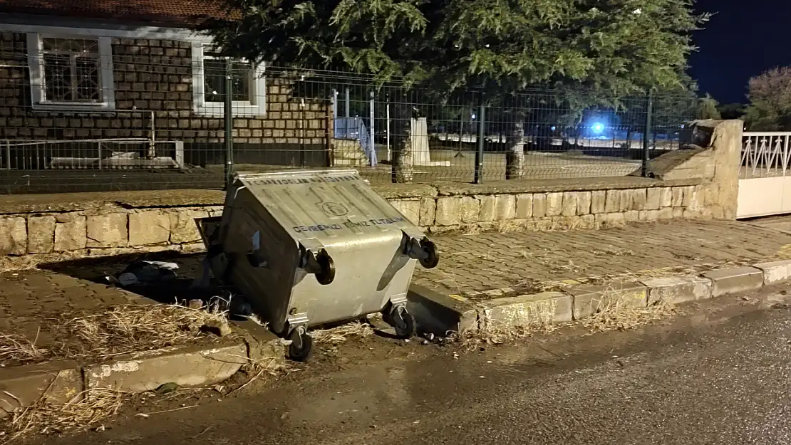 Sarıoğlan'da şiddetli rüzgar felakete yol açtı