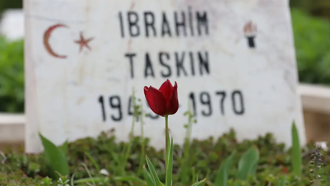 Şehit babasının kabrini Konya'da buldu