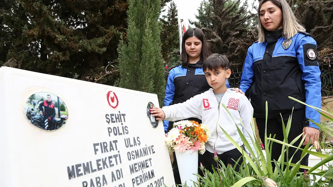 Şehit babasının mezarında dua etti, mezar taşındaki fotoğrafını okşadı