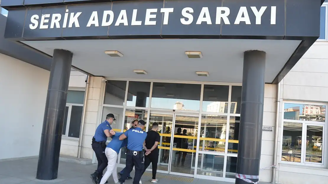 Servis aracı beklerken silahlı saldırıya uğradılar