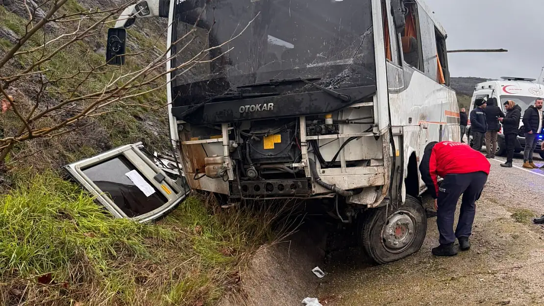 Servis aracı kaza yaptı: 4'ü ağır 26 yaralı