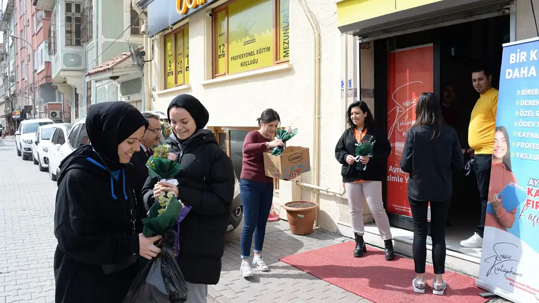 Sessiz kütüphane kadınlar gününü kutladı