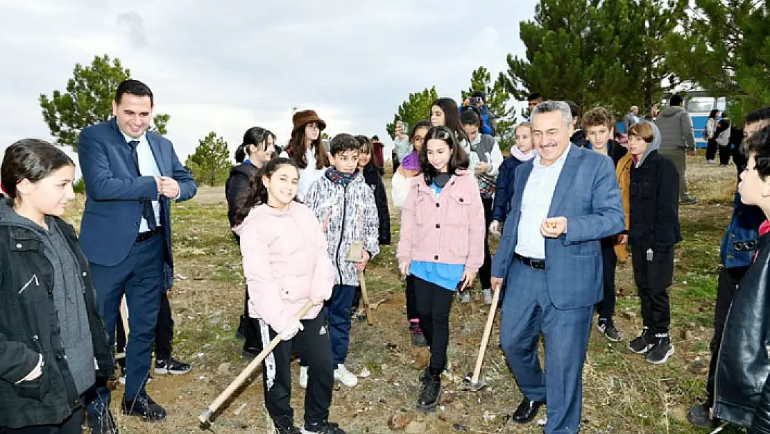 Seydişehirli öğrenciler 15 bin meşe palamudunu toprakla buluşturdu