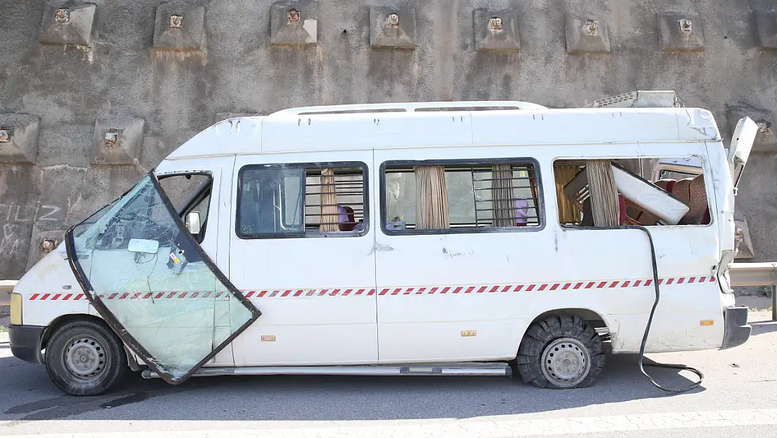 Seyir halindeki minibüs lastiğinin patlaması sonucu devrildi: 12 yaralı