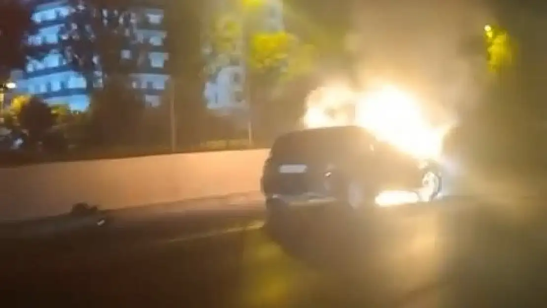 Seyir halindeki otomobil alev alev yandı