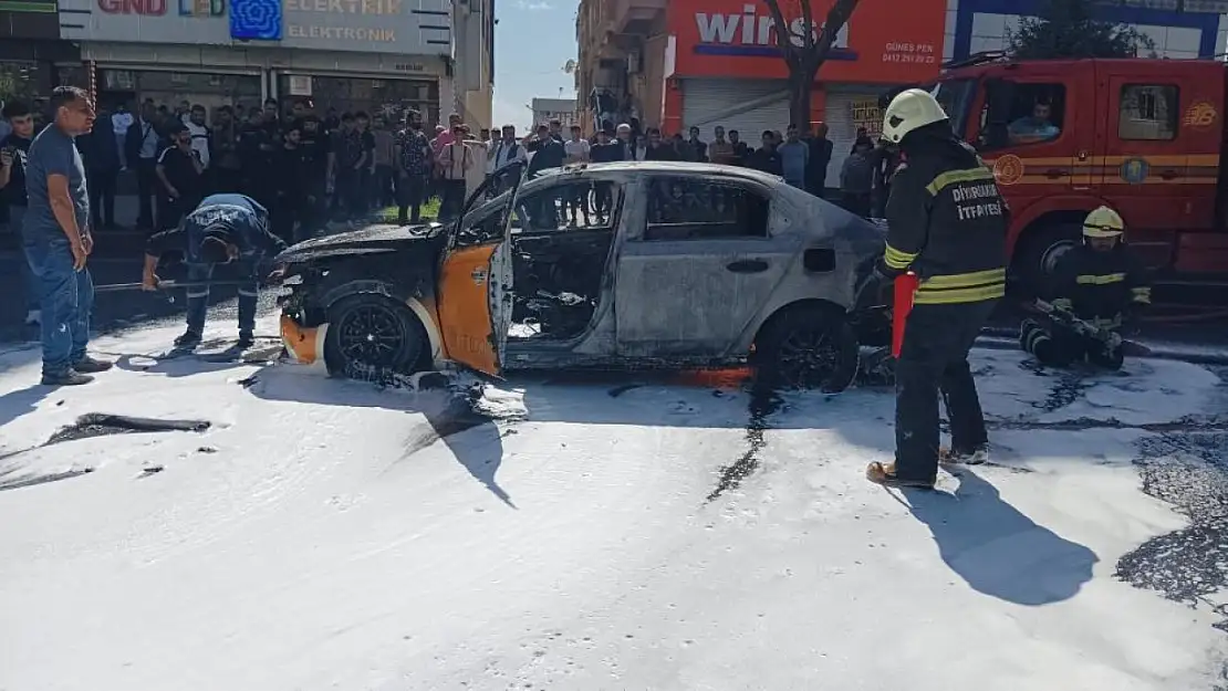 Seyir halindeki ticari taksi alevlere teslim oldu