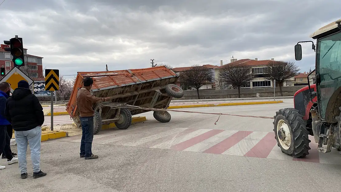 Seyir halindeki traktörden ayrılan römork refüje devrildi