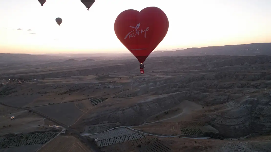 Sıcak hava balonları 15 Temmuz'da Türk bayrağı ve pankartlarla havalandı