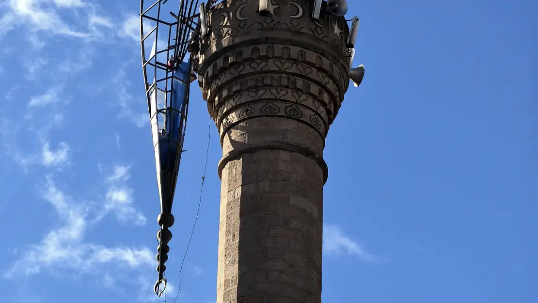 Şiddetli rüzgar cami minaresinin külahını kopardı