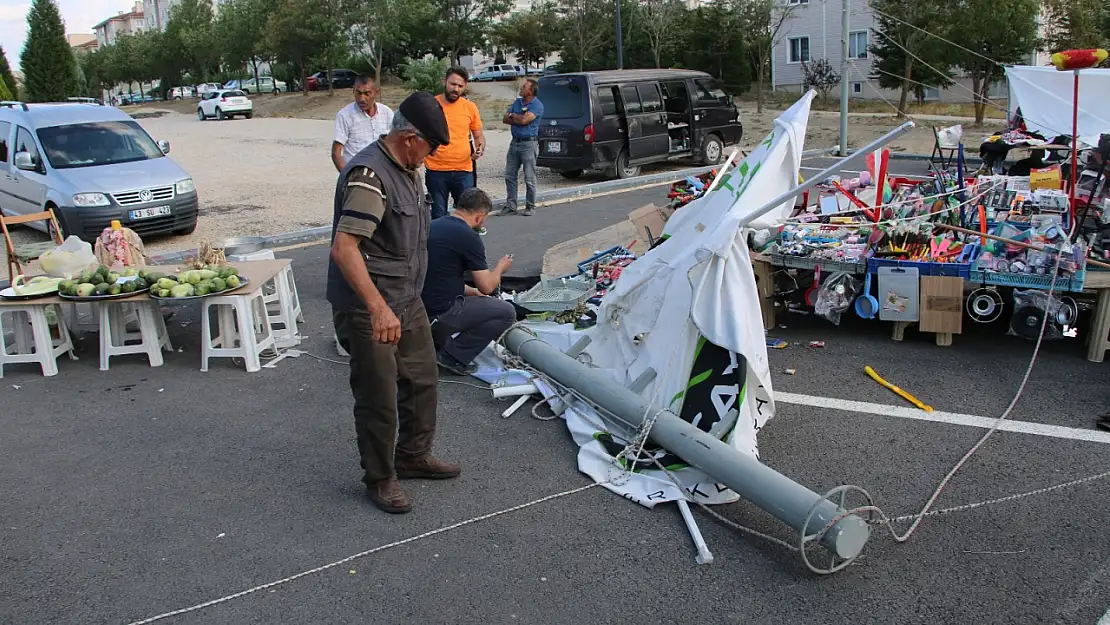 Şiddetli rüzgar tezgahları devirdi