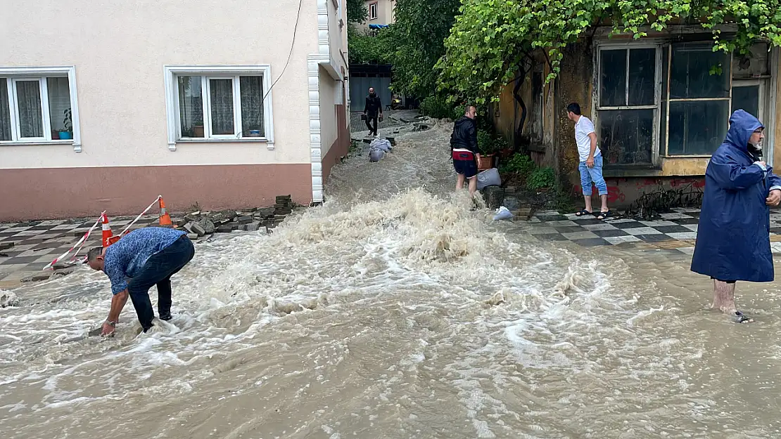 Şiddetli yağış etkisini sürdürüyor! Caddeler sular altında kaldı