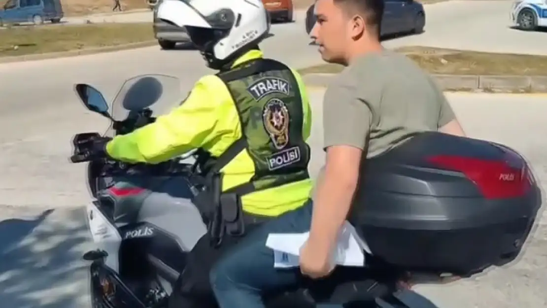 Sınava geç kalama riski yaşadılar: İmdada trafik polisleri yetişti!
