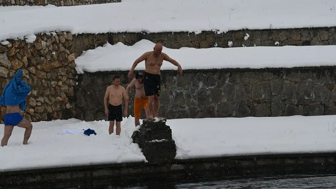 Soğuk su ve soğuk havaya rağmen yüzme festivali yapıldı: Görenler inanamadı!