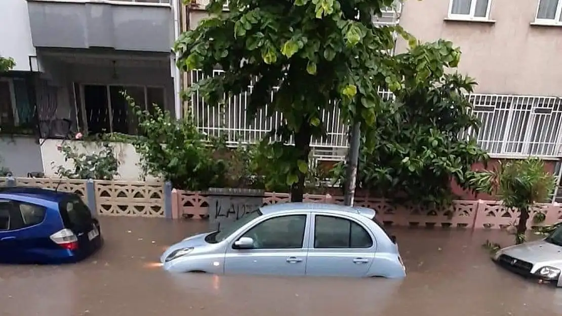 Sokaklar göle döndü, birçok bina ve işyerini su bastı