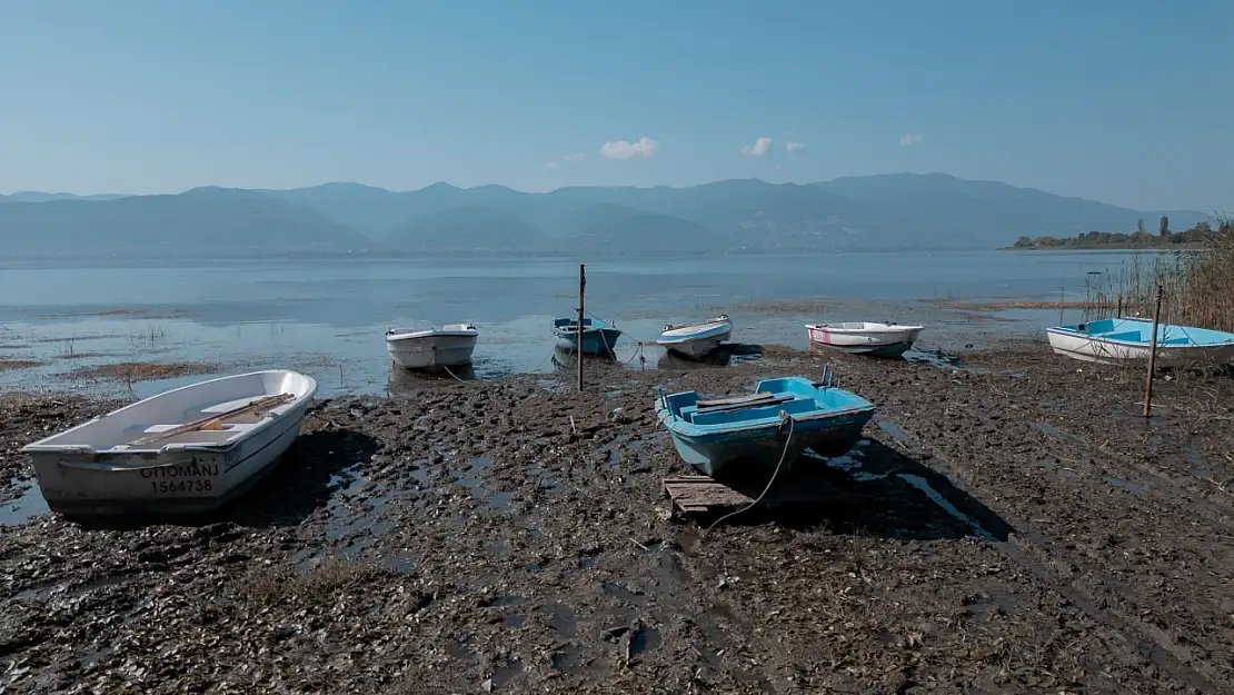 Su 17 metre çekildi, kayıklar karaya oturdu!